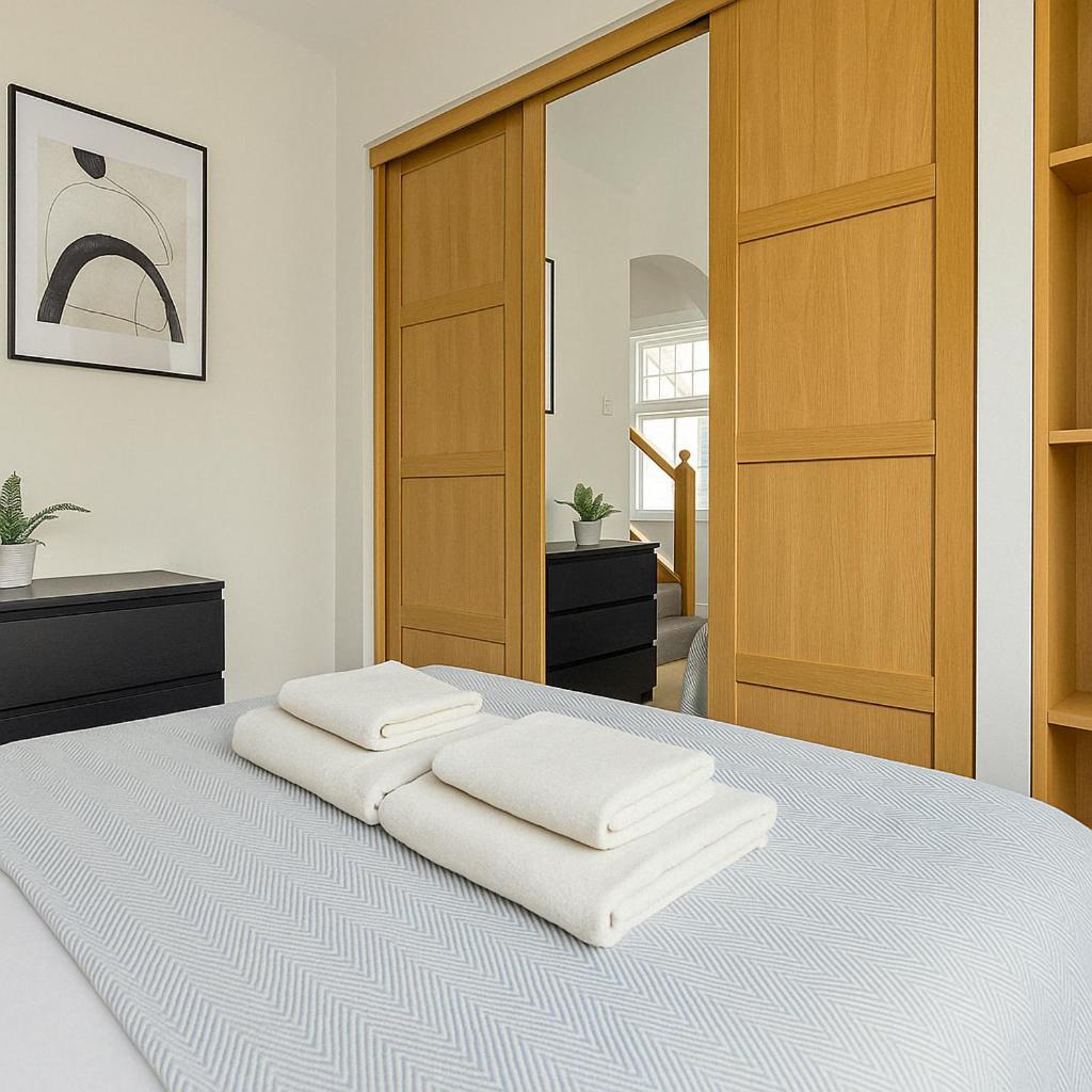 Flat - 3 Min To West Kensington Station Apartment *