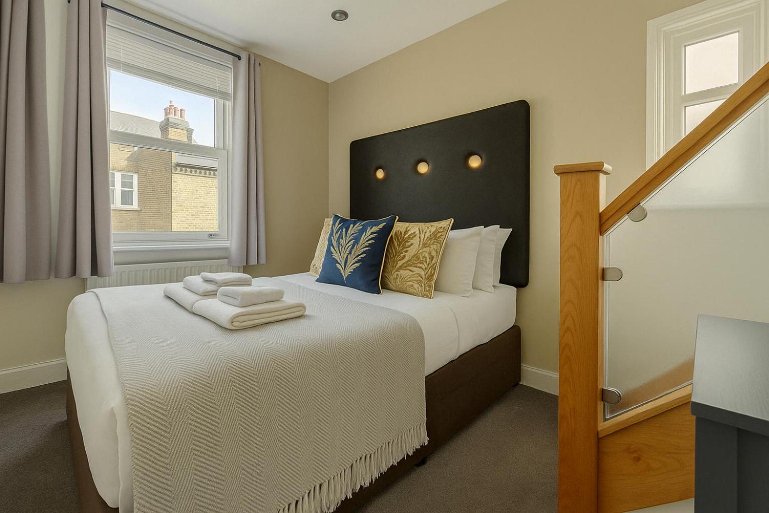 Flat - 3 Min To West Kensington Station Apartment London