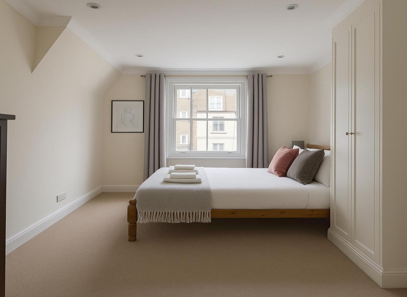 Flat - 3 Min To West Kensington Station *